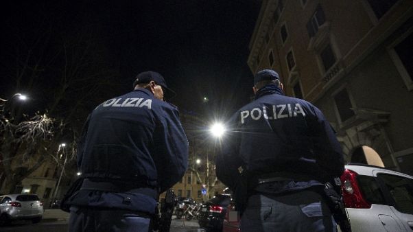 Fanno esplodere botti e incendiano casa Fanno esplodere botti e incendiano casa