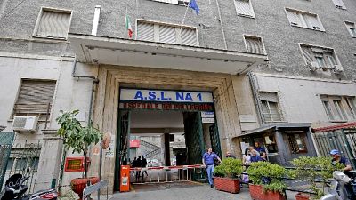 Blatte in bagno ospedale a Napoli Blatte in bagno ospedale a Napoli