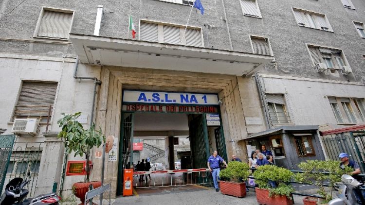 Blatte in bagno ospedale a Napoli