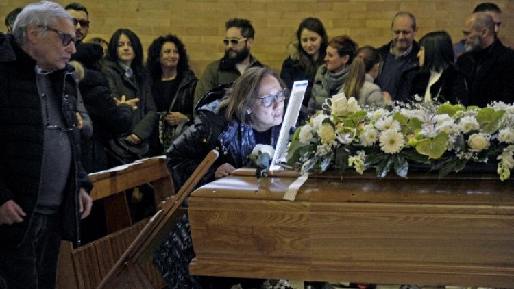 Medico morto, in centinaia ai funerali