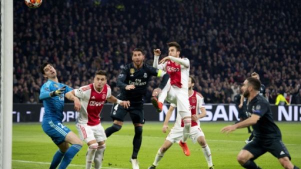 Ajax-Real Madrid: premier but refusé après arbitrage vidéo en Ligue des champions Ajax-Real Madrid: premier but refusé après arbitrage vidéo en Ligue des champions