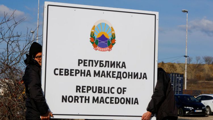 مصحح-"مرحبا بكم في مقدونيا الشمالية".. لافتات جديدة على الحدود مع اليونان