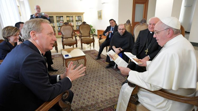البابا فرنسيس يبحث أخلاقيات الذكاء الصناعي مع رئيس مايكروسوفت