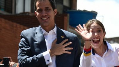 Venezuela: Guaido défie Maduro avec son style de trentenaire