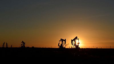 أسعار النفط ترتفع وبيانات التجزئة الأمريكية تقلص المكاسب