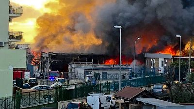 Incendio fabbrica, persone intossicate Incendio fabbrica, persone intossicate