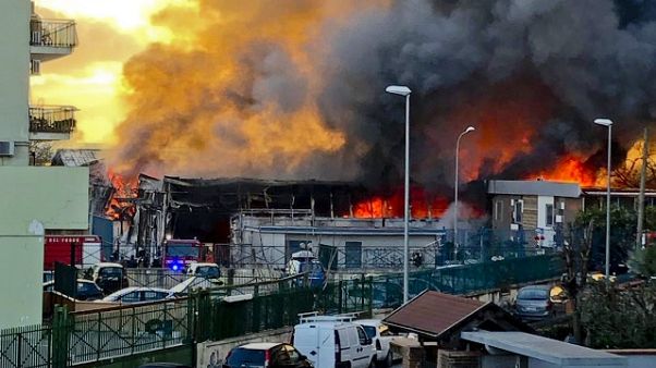 Incendio fabbrica, persone intossicate Incendio fabbrica, persone intossicate