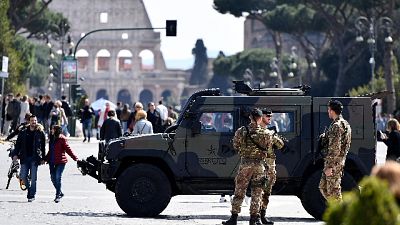 Colosseo, petardo sotto mezzo Esercito