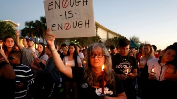 Un an après la tuerie dans un lycée de Floride, silence et recueillement à Parkland Un an après la tuerie dans un lycée de Floride, silence et recueillement à Parkland