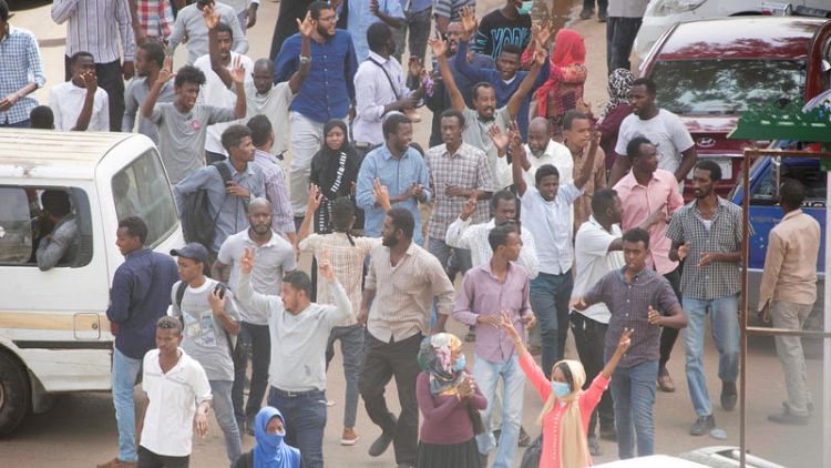شهود: قوات الأمن السودانية تعتقل محتجين في وسط الخرطوم