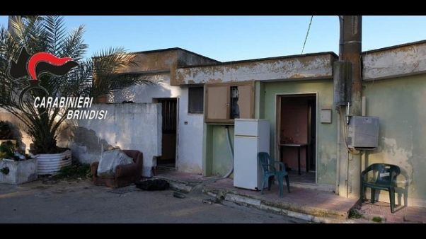 50 migranti stipati in un casolare 50 migranti stipati in un casolare