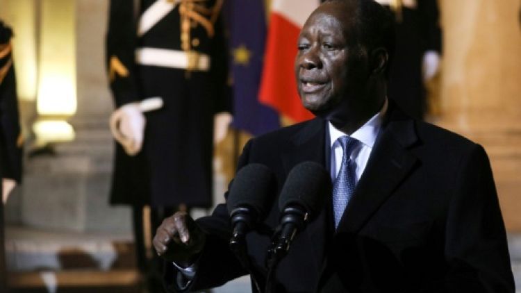 Reçu par Macron, Ouattara défend le franc CFA, "une monnaie solide"