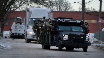 Etats-Unis: cinq morts, des policiers blessés, dans une fusillade près de Chicago