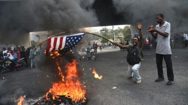 Haïti: des manifestants brûlent un drapeau américain Haïti: des manifestants brûlent un drapeau américain