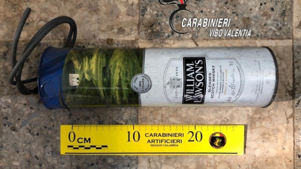 Ordigno nascosto in garage, due arresti Ordigno nascosto in garage, due arresti