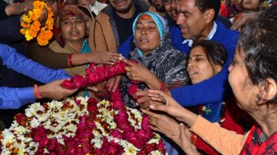 Inde: funérailles des paramilitaires tués, appels à la vengeance