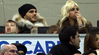 Sasso contro l'auto di Wanda Nara