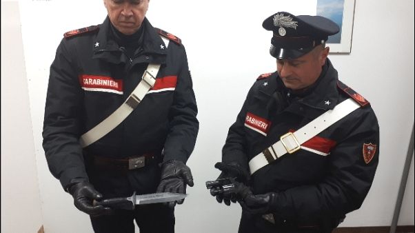 Aggredisce e sequestra 2 collaboratori Aggredisce e sequestra 2 collaboratori