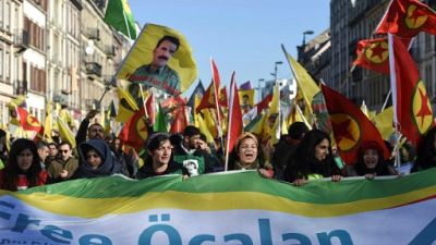Des milliers de Kurdes défilent en France vingt ans après l'arrestation d'Öcalan