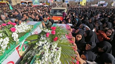 Attentat en Iran: la foule crie vengeance aux funérailles des victimes