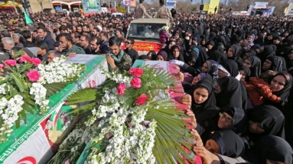 Attentat en Iran: la foule crie vengeance aux funérailles des victimes Attentat en Iran: la foule crie vengeance aux funérailles des victimes