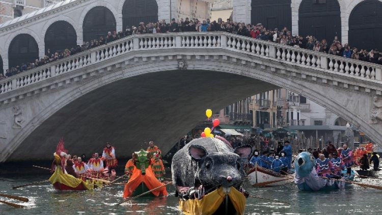 Venezia: Carnevale, sfila la 'Pantegana'