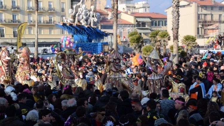 Carnevale Viareggio: folla a sfilata