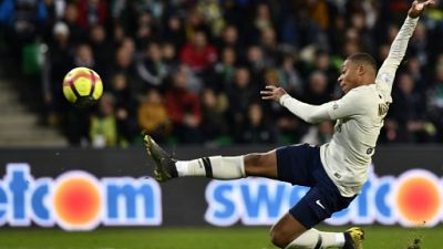 Ligue 1: Mbappé, infatigable, porte le Paris SG à Saint-Etienne 1-0