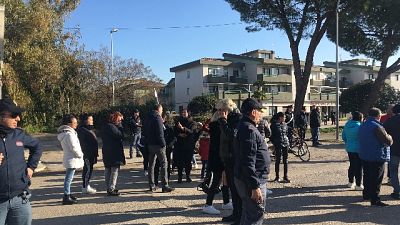 Protesta a B. Mezzanone,palazzina crolla Protesta a B. Mezzanone,palazzina crolla