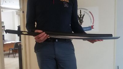 Ragazzino al Carnevale con spada vera Ragazzino al Carnevale con spada vera