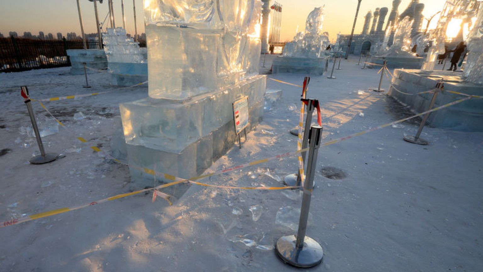 Big thaw hits Harbin ice sculptures in China
