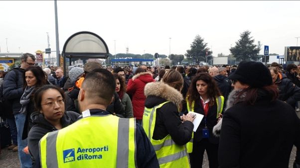 Incendio a Ciampino, scalo evacuato Incendio a Ciampino, scalo evacuato