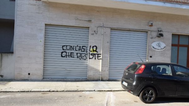 'Asilo che resiste', scritte su sede M5S 'Asilo che resiste', scritte su sede M5S