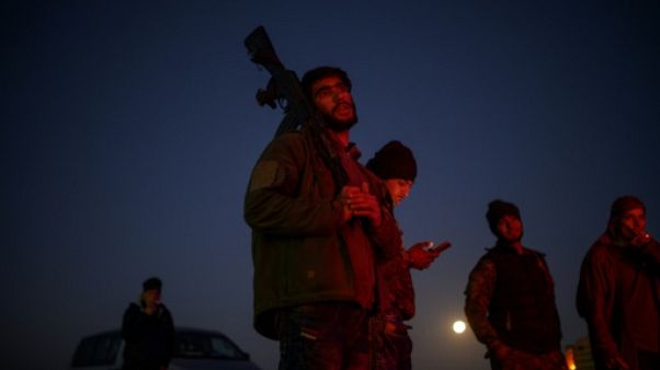 Syrie: des civils et combattants de l'EI se rendent, d'autres résistent Syrie: des civils et combattants de l'EI se rendent, d'autres résistent
