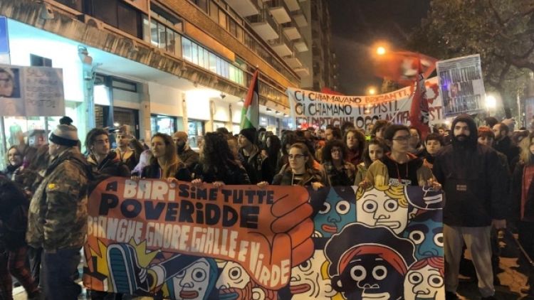 Corteo anti Salvini a Bari