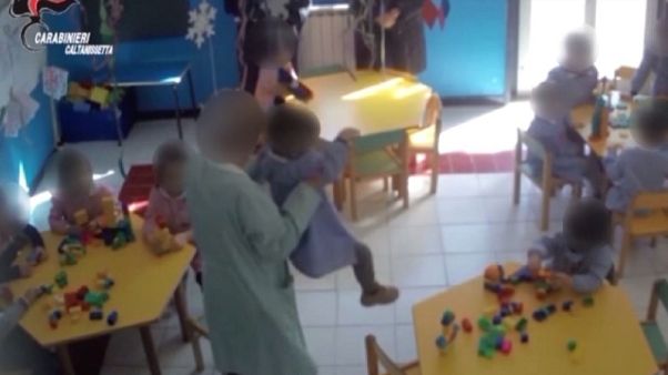 Maltrattava bambini in asilo, arrestata Maltrattava bambini in asilo, arrestata