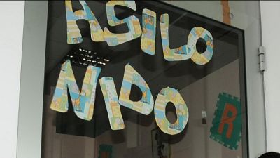 Sospettano maestra di abusi,la picchiano Sospettano maestra di abusi,la picchiano