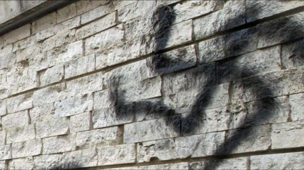 Scritte razziste su casa nel Milanese Scritte razziste su casa nel Milanese
