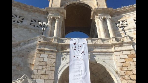 Rubato a Cagliari striscione su genocidi Rubato a Cagliari striscione su genocidi