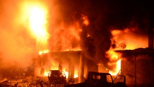 Flammes et fumées s'échappent d'immeubles à Dacca le 21 février 2019 Flammes et fumées s'échappent d'immeubles à Dacca le 21 février 2019