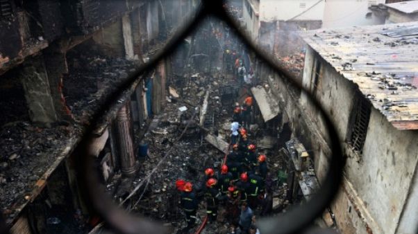 Explosions et boules de feu: dans l'enfer de l'incendie au Bangladesh Explosions et boules de feu: dans l'enfer de l'incendie au Bangladesh