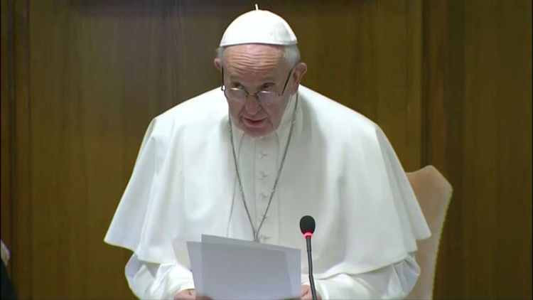 البابا يتعهد باتخاذ إجراءات "ملموسة" لمكافحة استغلال القساوسة للأطفال جنسيا