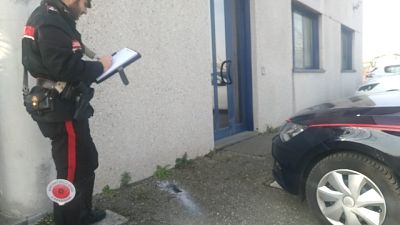 Razzo per barche cade in un parcheggio