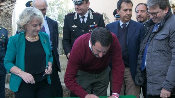 Salvini consegna a Cc villa confiscata Salvini consegna a Cc villa confiscata