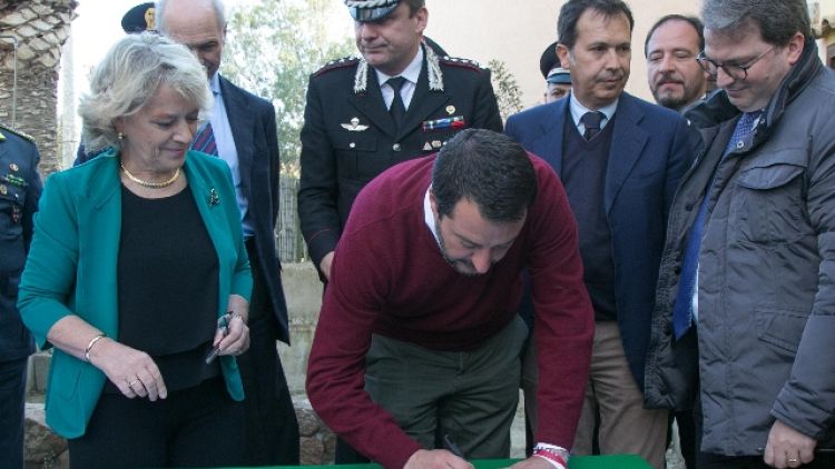 Salvini consegna a Cc villa confiscata