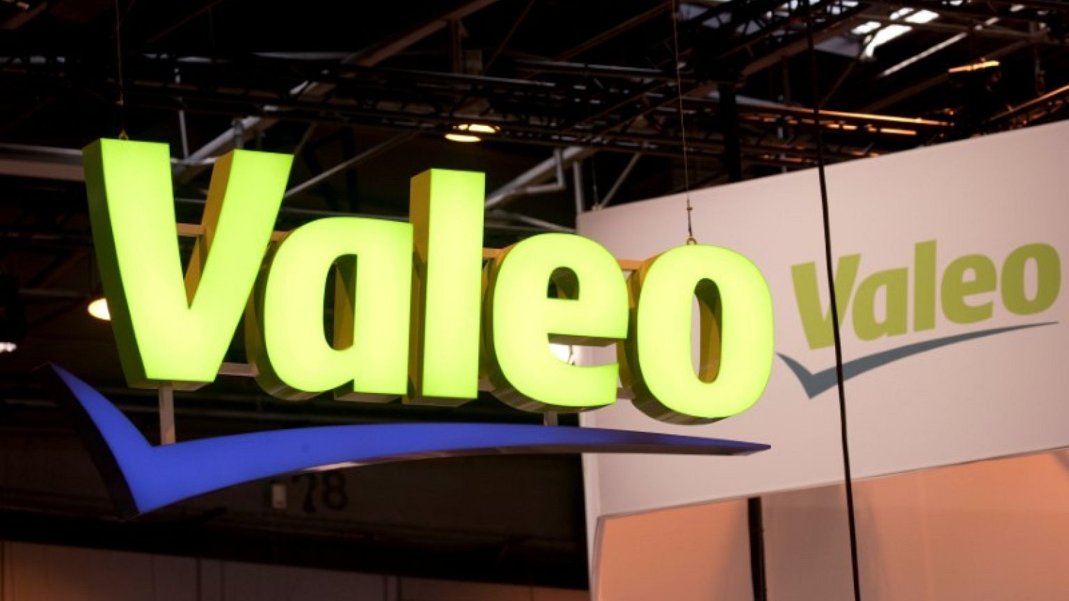 Valeo sees new contracts lifting sales after weak 2018