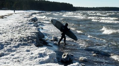 En hiver comme en été: sur le golfe de Finlande, le surf en toutes saisons