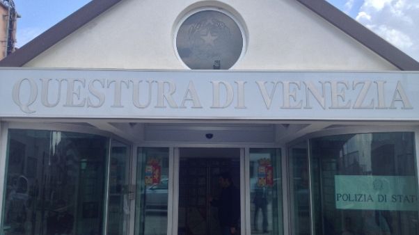 Uccide moglie a coltellate e chiama 113 Uccide moglie a coltellate e chiama 113