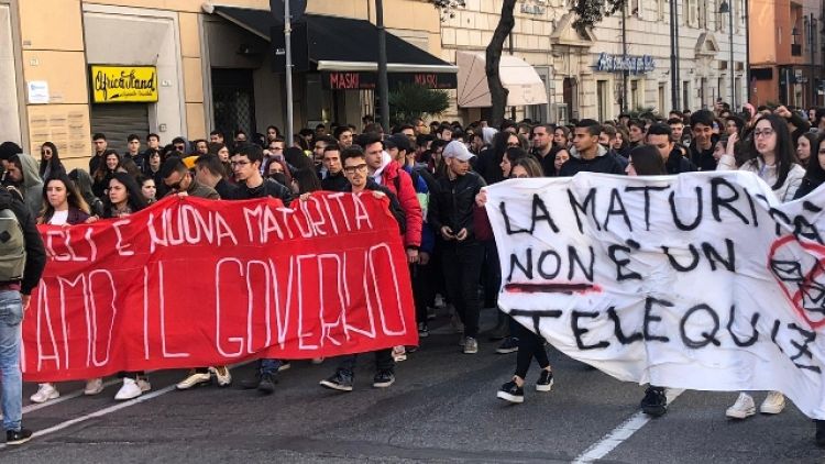 Scuola: studenti in piazza a Cagliari