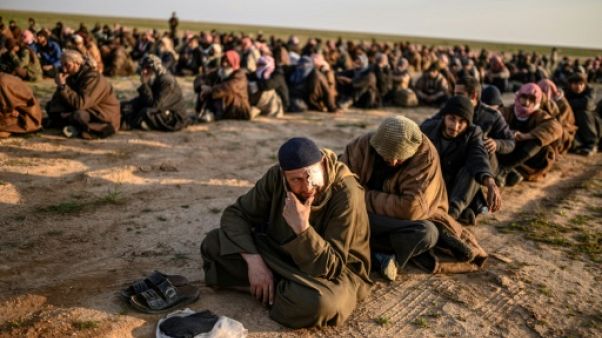 Syrie: 40 camions évacuent hommes, femmes et enfants du réduit de l'EI Syrie: 40 camions évacuent hommes, femmes et enfants du réduit de l'EI